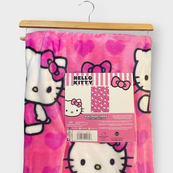 Hello Kitty “Poses and Hearts”' 50x70" Pink Silk Touch Plush Throw Blanket (a) - Picture 6 of 8